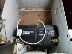 Batterie unter dem Beifahrersitz